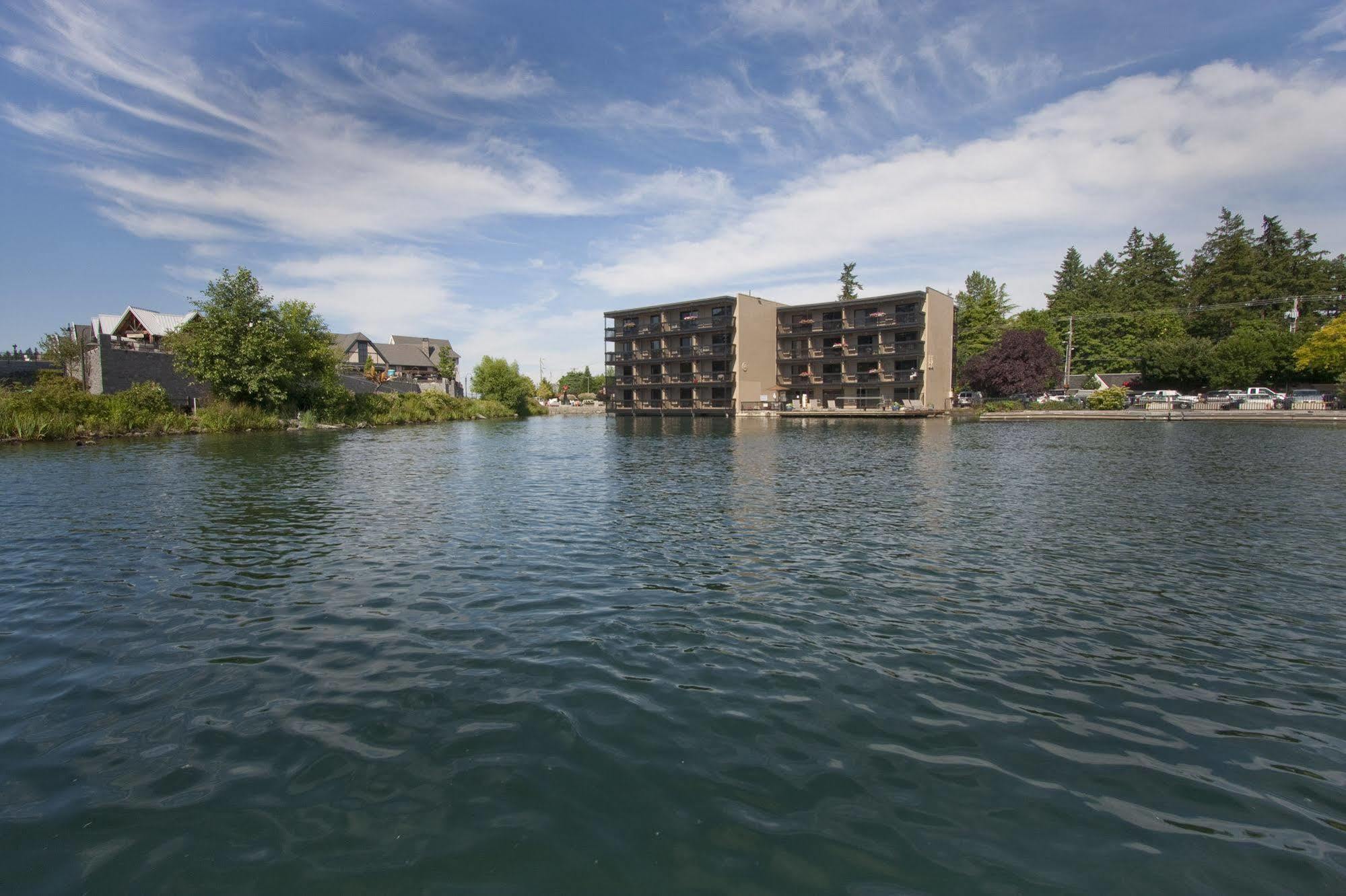 Lakeshore Inn レイク・オスウィーゴ エクステリア 写真