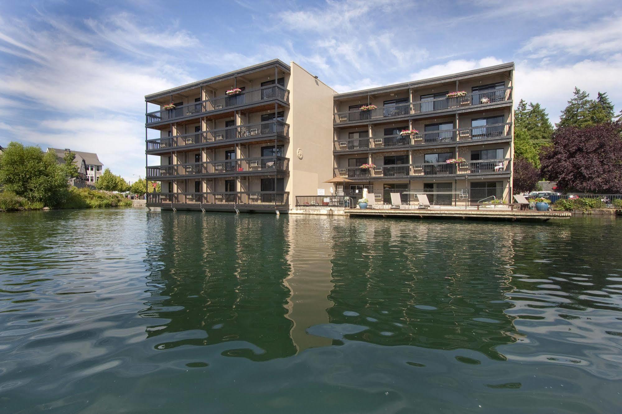 Lakeshore Inn レイク・オスウィーゴ エクステリア 写真